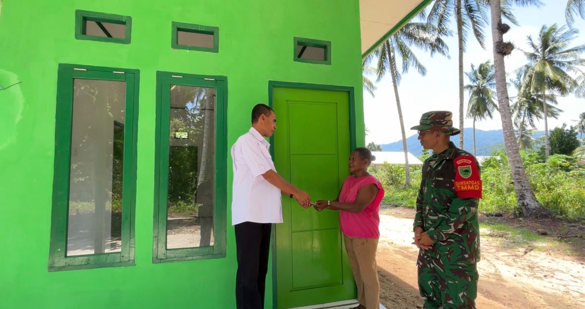 Dandim 1804/Kaimana Dampingi Sekwan Serahkan Kunci Rumah dan MCK kepada Warga Kampung Sisir 1 IMG 20260311 WA0088