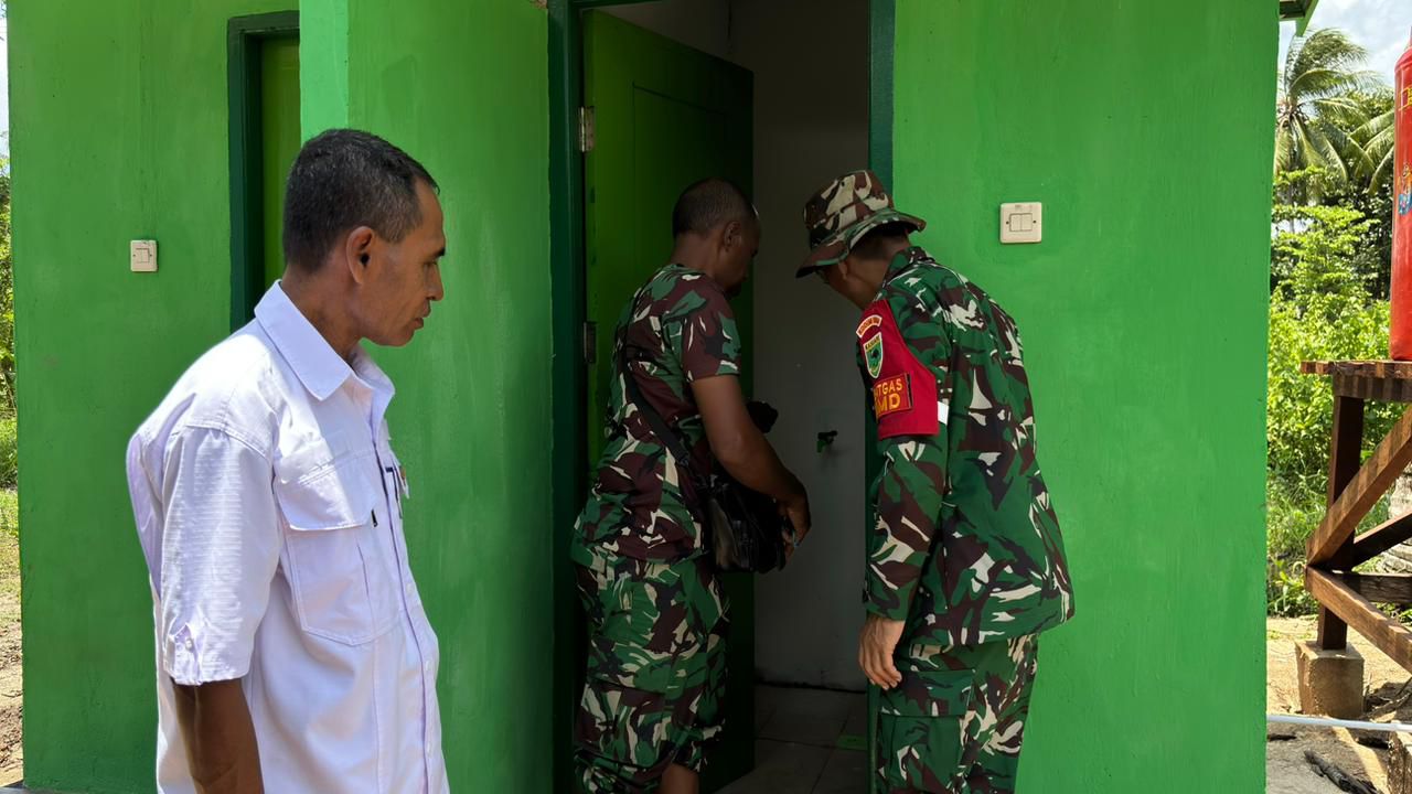 Kesbangpol Kaimana Cek dan Serahkan Kunci MCK Gereja dan Umu Dari Hasil TMMD 127 di Kampung Sisir 1 IMG 20260311 WA0106